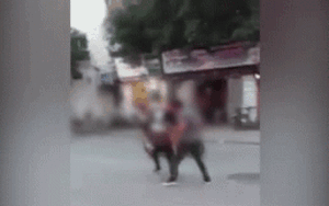 Hai người đàn ông hùng hổ đánh nhau trên đường: 'Tao năn nỉ mày động vào người tao đấy'