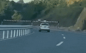 Ô tô đâm trúng biển báo giữa đường cao tốc, bé trai ngồi trên mui xe mất mạng