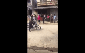 Quá nóng giận, người đàn ông bị chiếc xe máy 'phản chủ' quay mòng mòng giữa cuộc đánh ghen