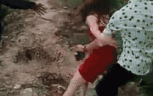 Xôn xao clip cô gái mặc váy đỏ say khướt ngã sõng soài xuống mương, bạn trai phải vác lên vai đưa về