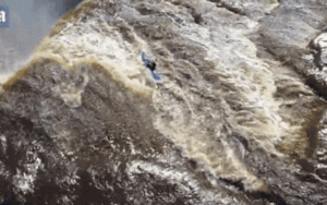 'Đứng tim' cảnh tượng vận động viên chèo thuyền kayak vượt thác nước cao gần 34 m