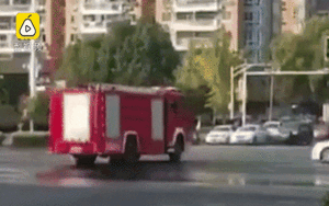 Ô tô con nát bét đầu sau cú đâm trực diện xe cứu hỏa