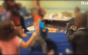 Phẫn nộ cô giáo ở Mỹ bày trò để trẻ đánh nhau rồi đứng ngoài cổ vũ