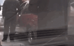 Đi xe ngược chiều đụng phải người khác, côn đồ cầm dao bắt tài xế quỳ gối xin lỗi