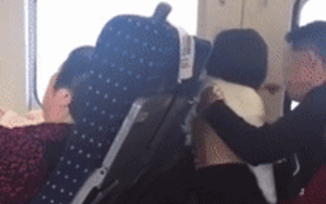 Tranh cãi gay gắt quanh clip bố sờ soạng con gái trên tàu trong khi cảnh sát tuyên bố không phải quấy rối