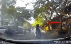 Đăng đàn than vãn nữ sinh đi bộ giữa đường cản trở giao thông, tài xế bị dân mạng 'ném đá' ngược vì cách xử lý