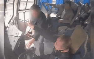 Bóp cổ, cầm búa thoát hiểm tấn công tài xế với đòi hỏi vô lý và loạt vụ hành khách ẩu đả trên xe buýt Trung Quốc