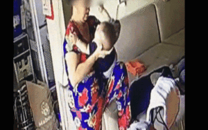 Vụ người giúp việc nhổ nước bọt vào mồm bé trai vì khóc không nín: Gia đình không chấp nhận lời xin lỗi qua điện thoại, sẽ về tận nơi nói chuyện trực tiếp