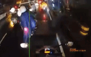 Áo mưa cuốn vào bánh xe, người ngồi sau bị hất văng xuống đường