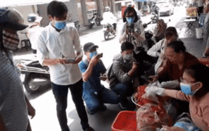 Sốt xình xịch mấy tháng nay, mâm cua dì Ba ở Sài Gòn lại đón thêm 'đội ngũ' youtuber hùng hậu đến quay chụp mỗi ngày