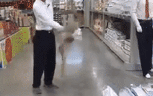 Đòi đổi trả đồ nhưng bị từ chối, vị khách người nước ngoài lớn tiếng mắng mỏ rồi cắt nát quần áo ngay trước mặt nhân viên siêu thị