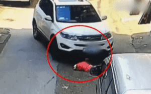 Bị xe ô tô chèn qua người, bé gái 2 tuổi vẫn đứng dậy bình thường