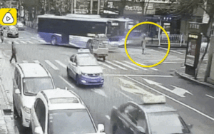 Sang đường bị xe tông trúng, cô gái chết thảm 10 ngày sau khi cưới