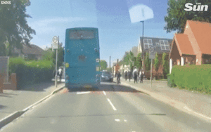 Cố tình vượt xe buýt, thiếu niên bị hất văng lên nóc ô tô