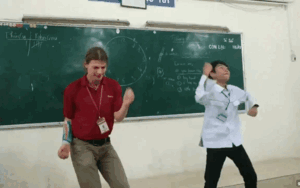 Khi thầy giáo ngoại quốc lên lớp dạy học sinh Việt: Bỏ giữa tiết để tập thể dục cực vui