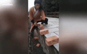 Kinh ngạc người đàn ông tay không đập vỡ 100 viên gạch chỉ trong 37 giây