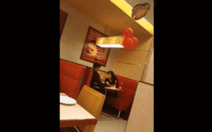 Thủ môn Đặng Văn Lâm tình tứ, đút thức ăn cho bạn gái