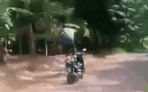 Liều lĩnh thả hai tay và đứng trên yên xe máy đang chạy, chàng trai trẻ ngã 'sấp mặt' xuống đường