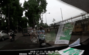 Gặp sự cố đau tái người vì bị quật xuống đường bởi chiếc áo dài nhưng cô gái đã may mắn ở phút cuối