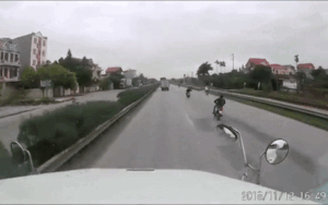 Bức xúc với hành động phóng nhanh đánh võng thách thức xe container của nhóm thanh niên trên quốc lộ