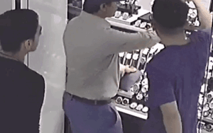 Người đàn ông ngoại quốc ăn mặc lịch sự bảnh bao qua mắt nhân viên bán hàng 'cuỗm' chai nước hoa và đồng hồ hiệu