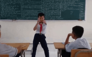 Trầm trồ xem cậu bé nhảy dẻo quẹo như vũ công chuyên nghiệp khi bị cô giáo phạt nhảy trước lớp