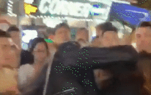 Bị giật tóc đánh ghen giữa phố, bồ nhí ôm chặt nhân tình rồi úp mặt vào vai tránh camera ghi hình