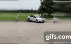 Quá hạnh phúc khi được phụ huynh tặng xe hơi, cô giáo bật khóc nức nở