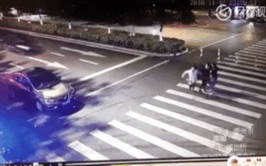 Xe hất bay người đi bộ với vận tốc cực nhanh, tài xế bỏ trốn khỏi hiện trường