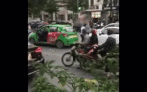 Lái xe Mazda và tài xế taxi dừng xe giữa đường đánh nhau sau va chạm giao thông khiến nhiều người bức xúc vì gây ách tắc