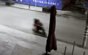 Giúp bạn lái xe đuổi theo người yêu, cô gái đâm sầm vào cột điện