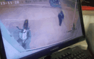 Clip nam thanh niên nhanh tay dùng búa đập tủ 'cuỗm' 5 cây vàng vỏn vẹn 3 giây khiến gia chủ không kịp phản ứng