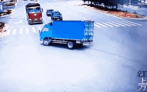 Bị 2 xe tải liên tiếp húc phải, người đàn ông vẫn đứng dậy đi lại bình thường