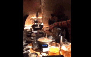 Sếp nhấn đầu nhân viên vào nồi lẩu đang sôi, những người xung quanh không phản đối mà còn reo hò