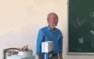 Clip thầy giáo 74 tuổi vẫn đua trend dùng ngón tay 'bắn tim' cực điệu nghệ khiến cả lớp náo loạn