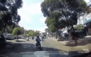 Người đàn ông bất ngờ dừng xe giữa đường bị bấm còi inh ỏi vẫn thờ ơ khiến cánh tài xế thở dài ngao ngán