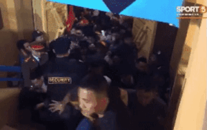 Cảnh chen lấn như 'trận chiến' qua lời bà mẹ đưa 2 con trai vào sân Hàng Đẫy xem bóng