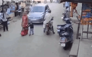 Bị xe ô tô tông thẳng vào người, hai mẹ con thoát chết thần kỳ