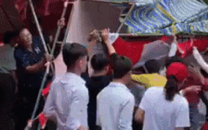 Đắng lòng đám cưới ngày bão gió thổi bay cả rạp, quan viên hai họ nghỉ ăn hớt hải ra dọn bàn ghế