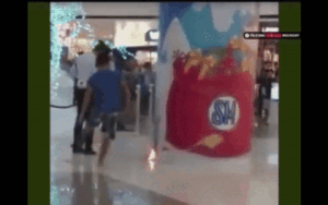 Clip 'nam thần' rút dép tông 2 lần, dập được đám cháy trong Trung tâm thương mại