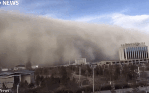 Bão cát cao gần 10 m 'nuốt chửng' thành phố Trung Quốc