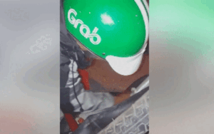 Ấm lòng hình ảnh tài xế Grab tốt bụng miệt mài vá xe thủng xăm cho người lạ giữa đêm khuya