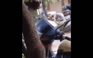 Chàng trai quỳ gối dập đầu lia lại trước mặt cô gái ngay trên phố Hà Nội gây xôn xao cộng đồng mạng