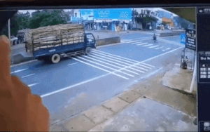 Đánh lái tránh cụ ông đạp xe qua đường, xe tải lật nhào như phim hành động đè móp đuôi xế hộp CX5