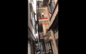 Bị chủ nhà phát hiện, tên trộm bất chấp nguy hiểm liều lĩnh leo lan can tầng 3 chạy thoát thân