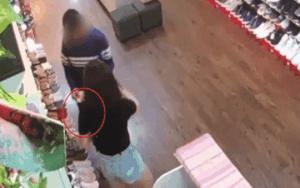 Nam thanh niên vờ mua hàng rồi chiếm đoạt 400.000 đồng chỉ trong chớp mắt bằng mánh khóe cực kì tinh vi