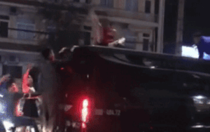 Sốc: Cô gái mặc váy đỏ trèo lên nóc ô tô nhảy múa lăn lộn điên cuồng bất chấp nhiều người khuyên can