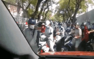 Hàng trăm xe máy đi ngược chiều, thản nhiên dừng lại chặn đầu khiến loạt ô tô bất lực 'chôn chân' trên phố