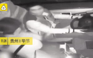 Nữ hành khách và tài xế xe buýt tát nhau khi xe đang chạy gây tai nạn