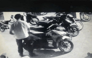 Clip phó giám đốc công ty nông sản vờ nghe điện thoại, nhanh tay mở khóa nhiều chiếc xe máy trộm tài sản